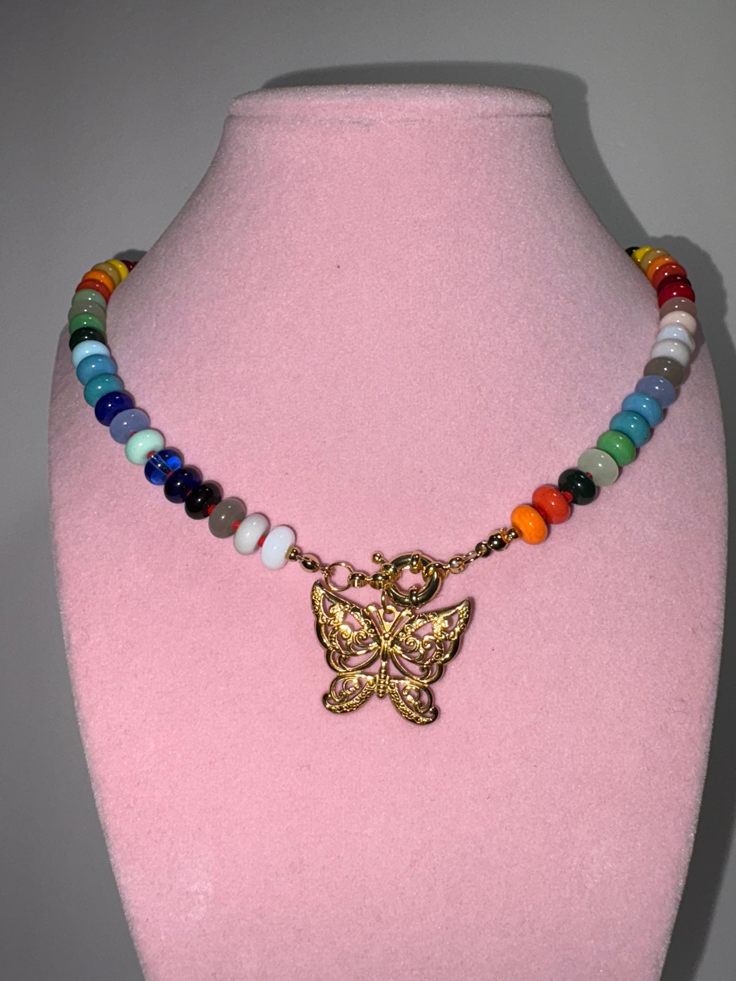 Collar de Multicolor Piedras Naturales con Mariposa