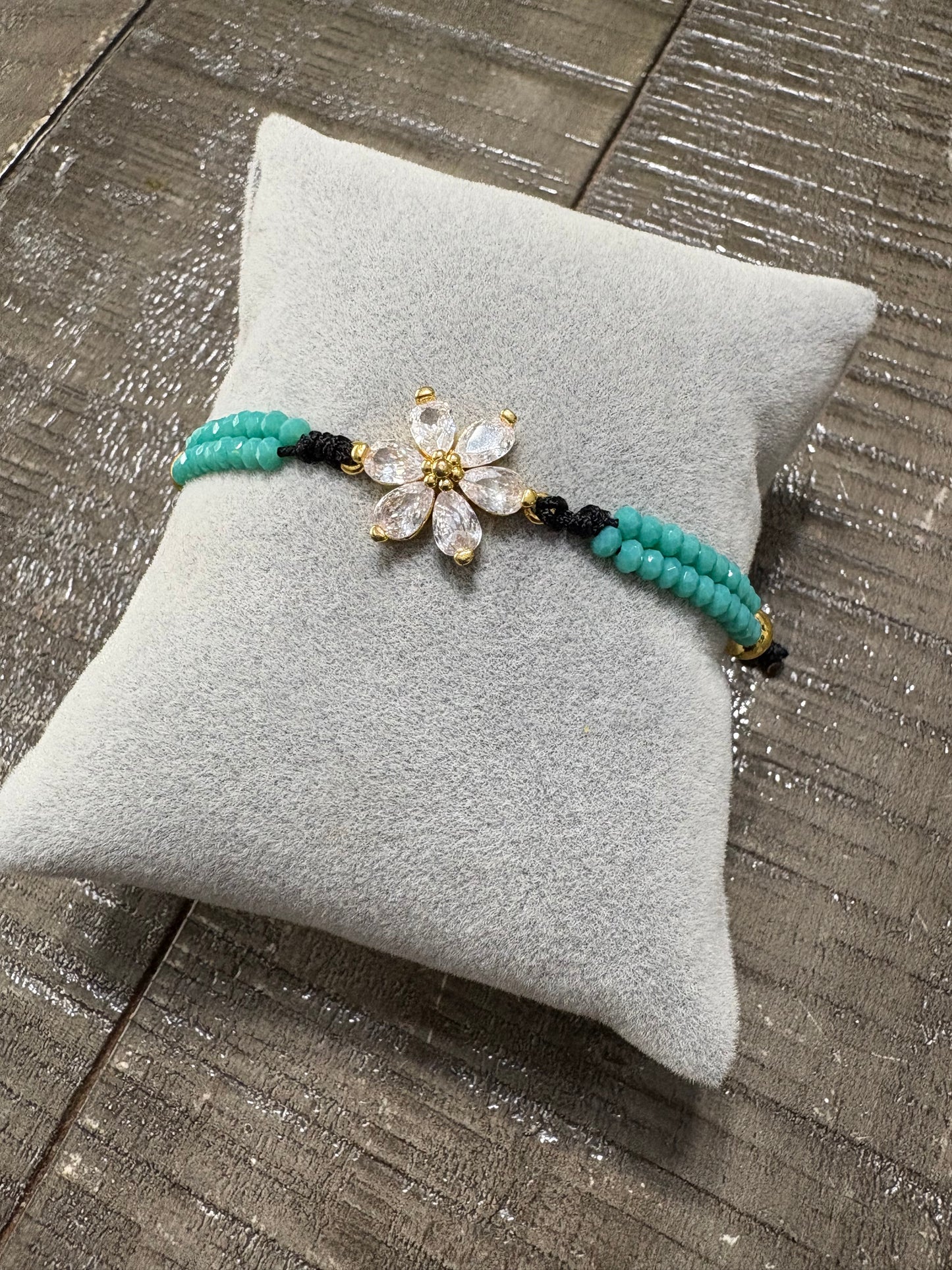 Sannye flower Green Bracelet