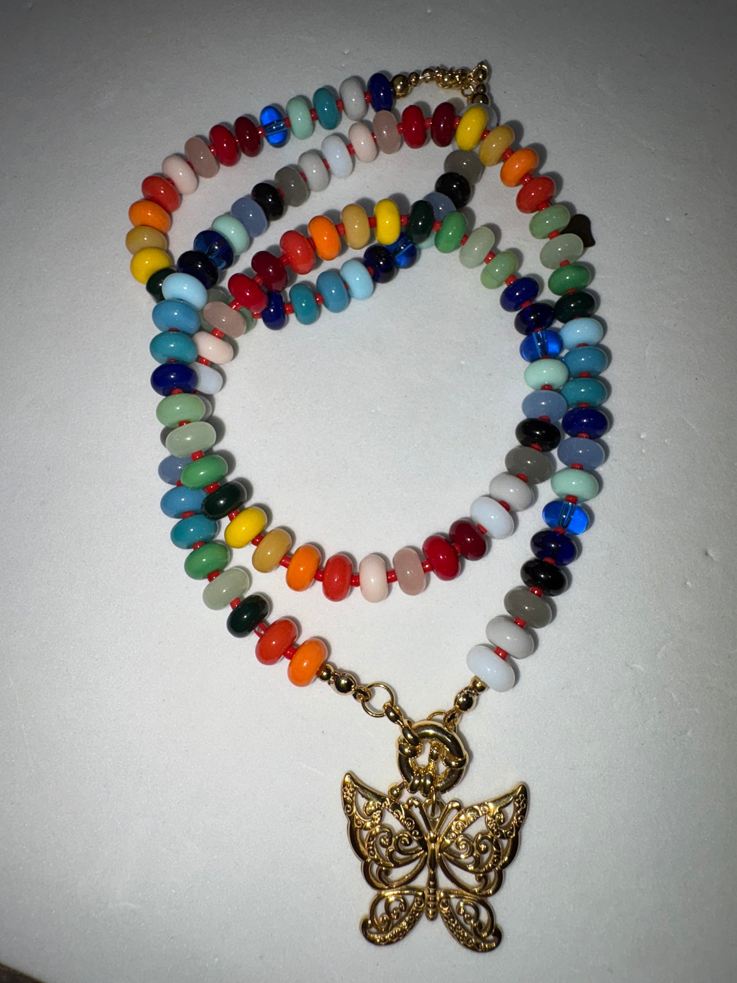 Collar de Multicolor Piedras Naturales con Mariposa
