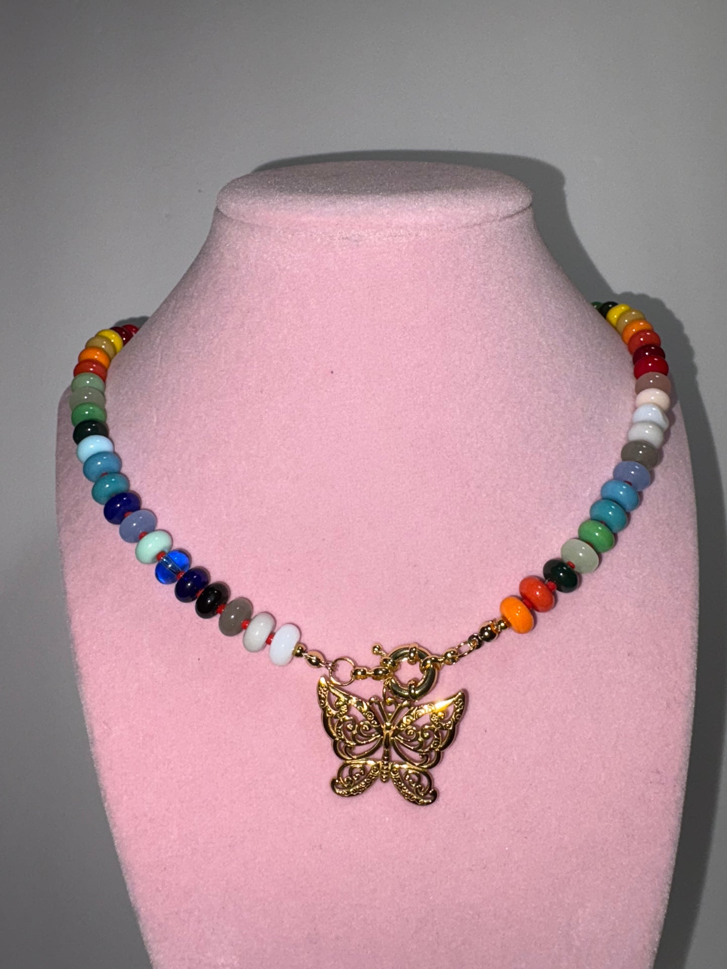 Collar de Multicolor Piedras Naturales con Mariposa