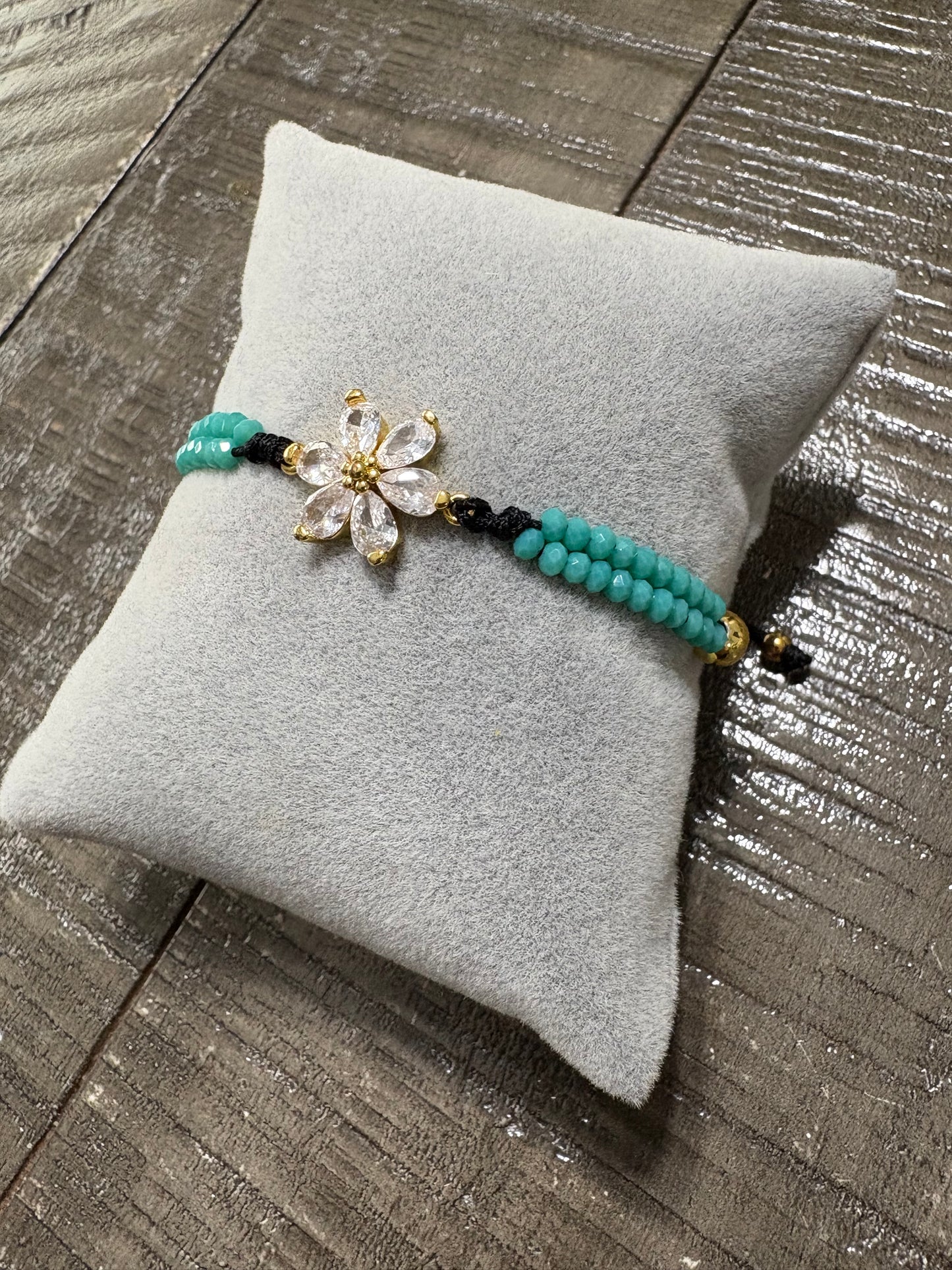 Sannye flower Green Bracelet