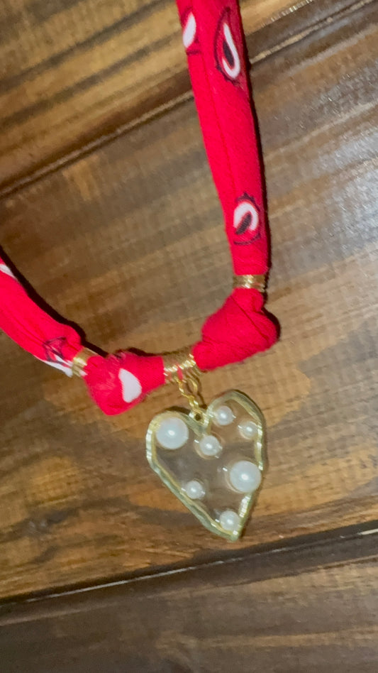 Collar Rojo de Bandana Corazón con Perlas