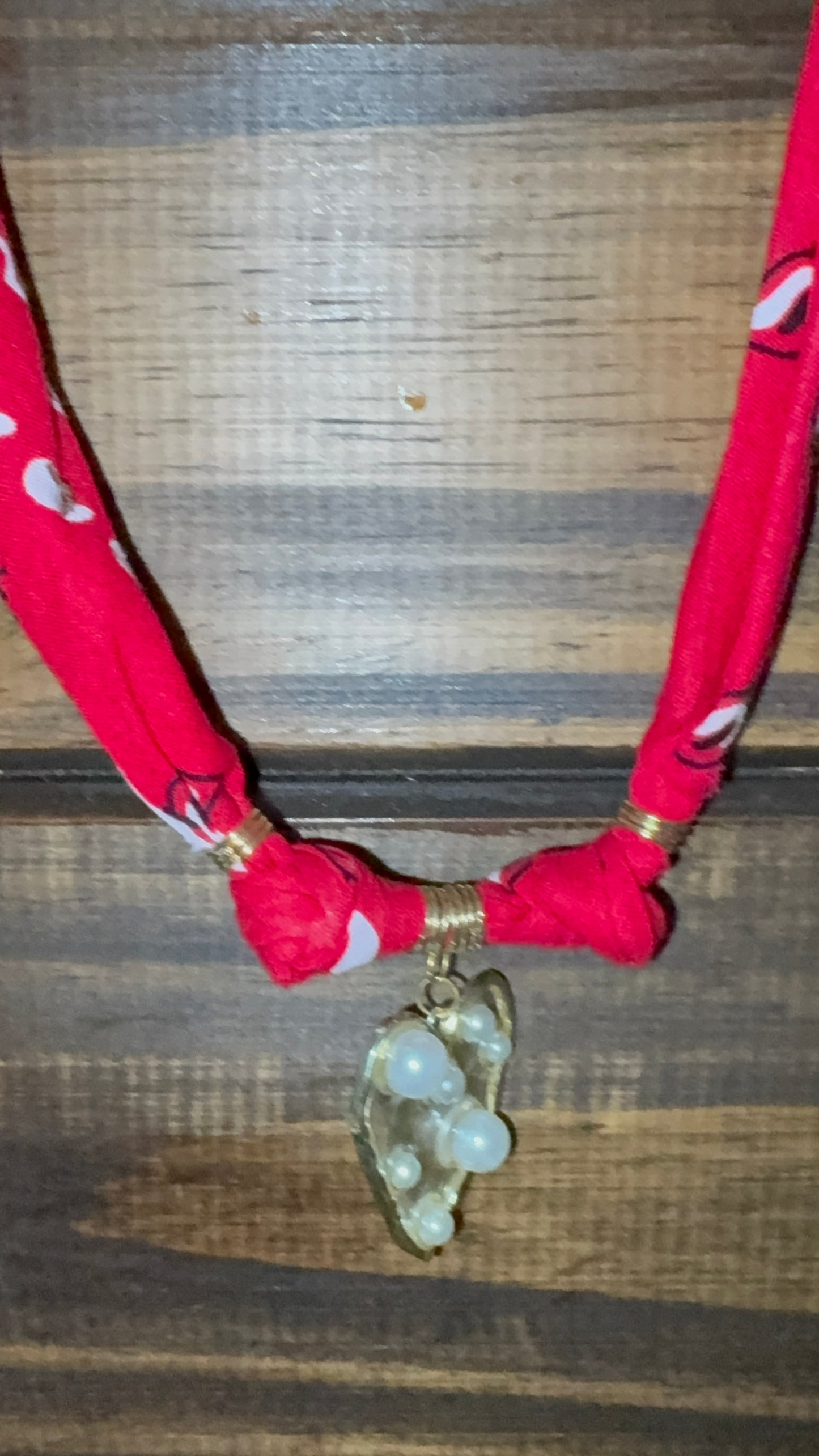 Collar Rojo de Bandana Corazón con Perlas