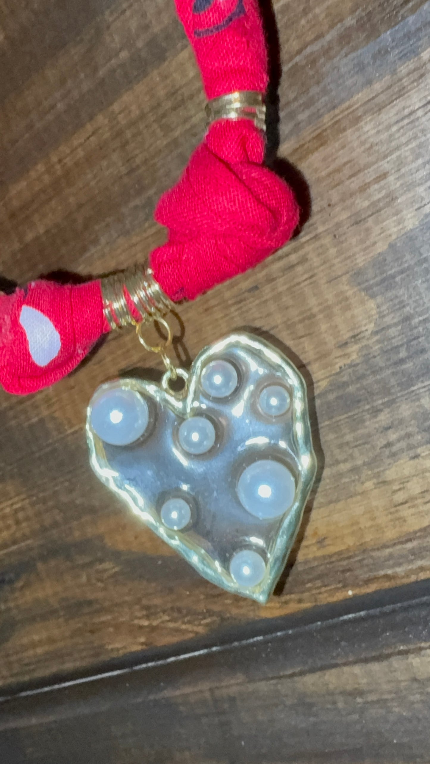 Collar Rojo de Bandana Corazón con Perlas