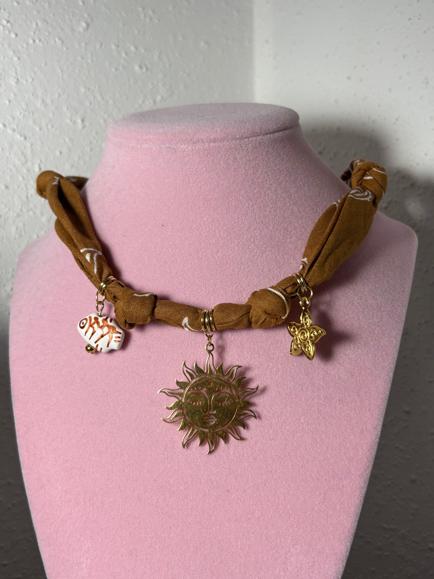 Collar Bandana Brown con Sol Dorado Estrella de Mar y Pez