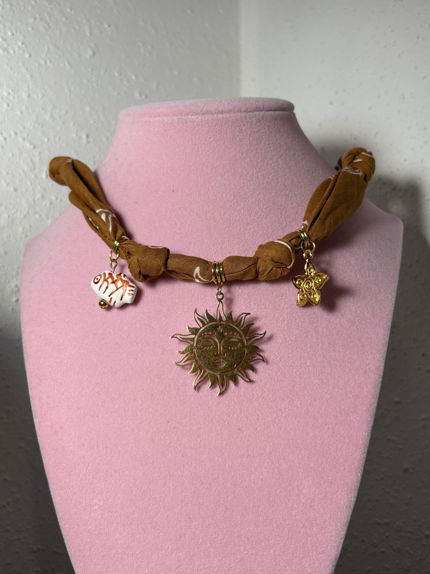 Collar Bandana Brown con Sol Dorado Estrella de Mar y Pez